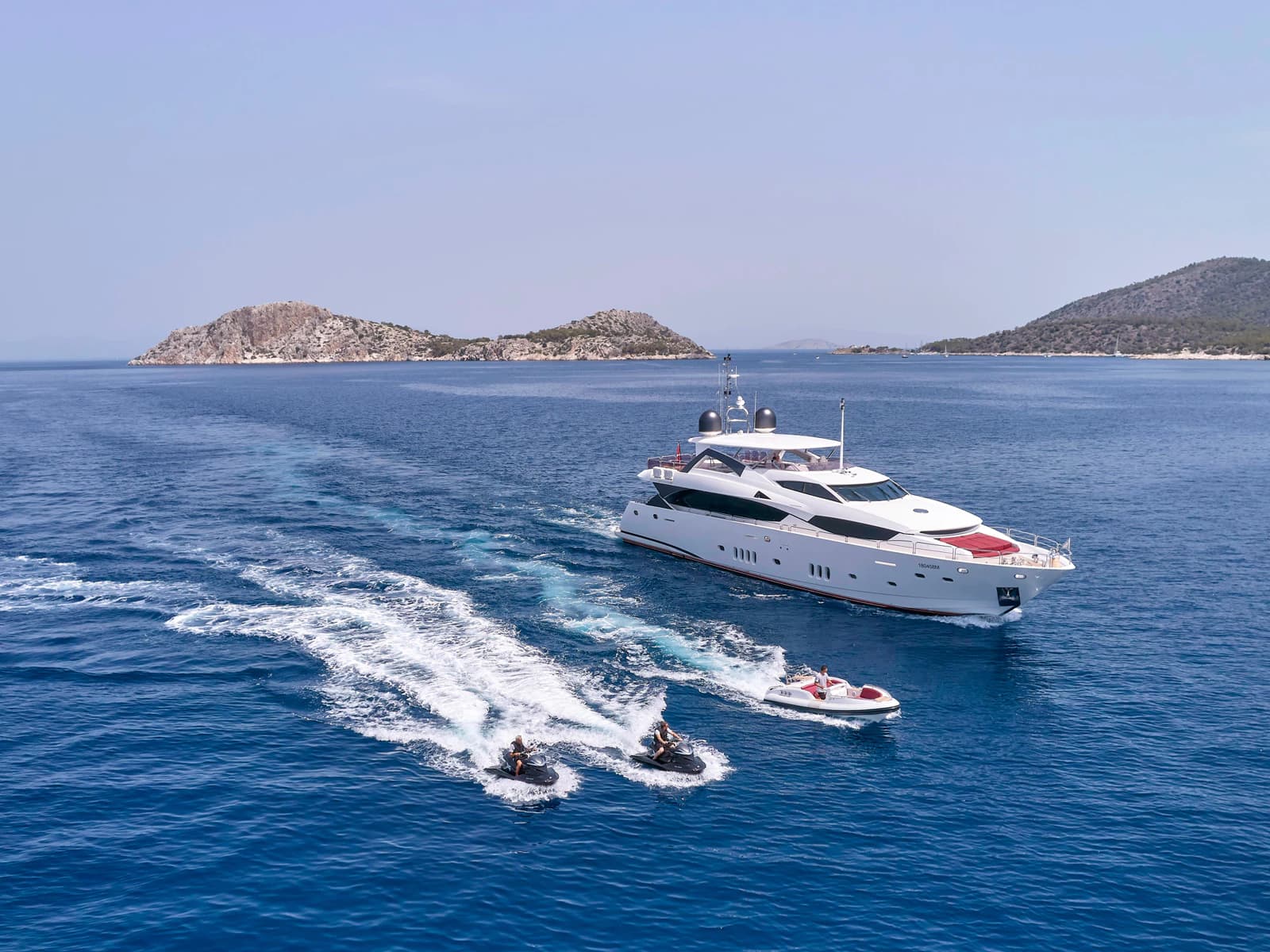 WHITE PEARL I: The Elegant Sunseeker in Greece