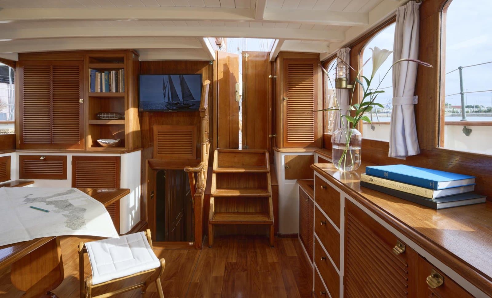 Black Swan 1899 interior