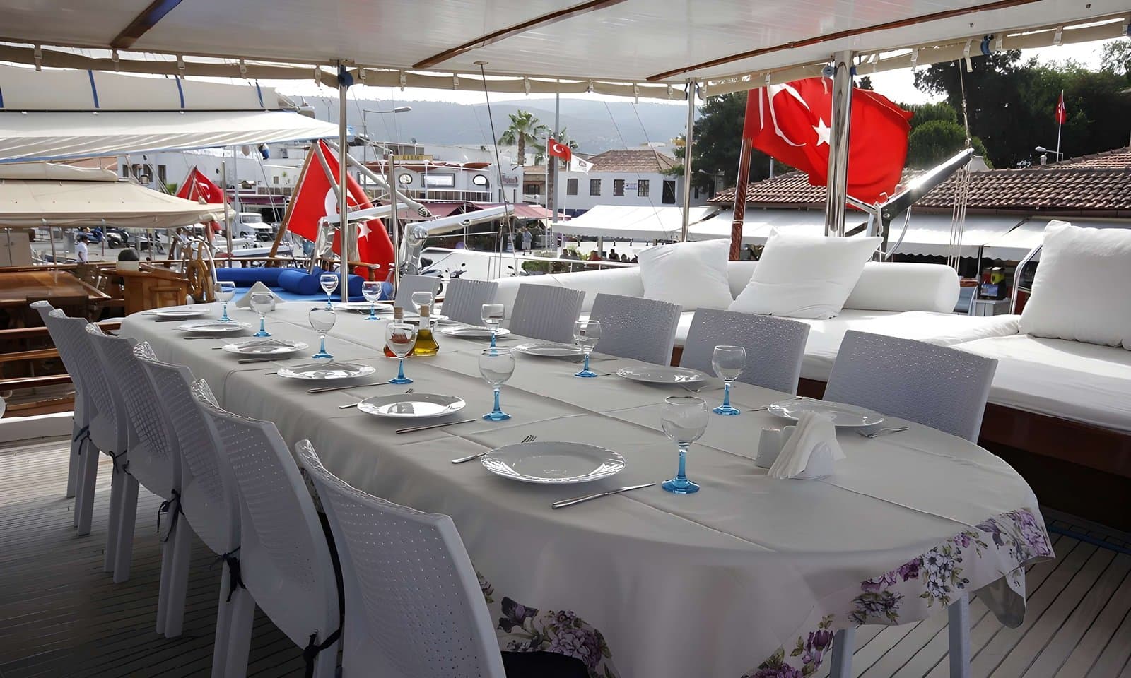 Cemre IV dining
