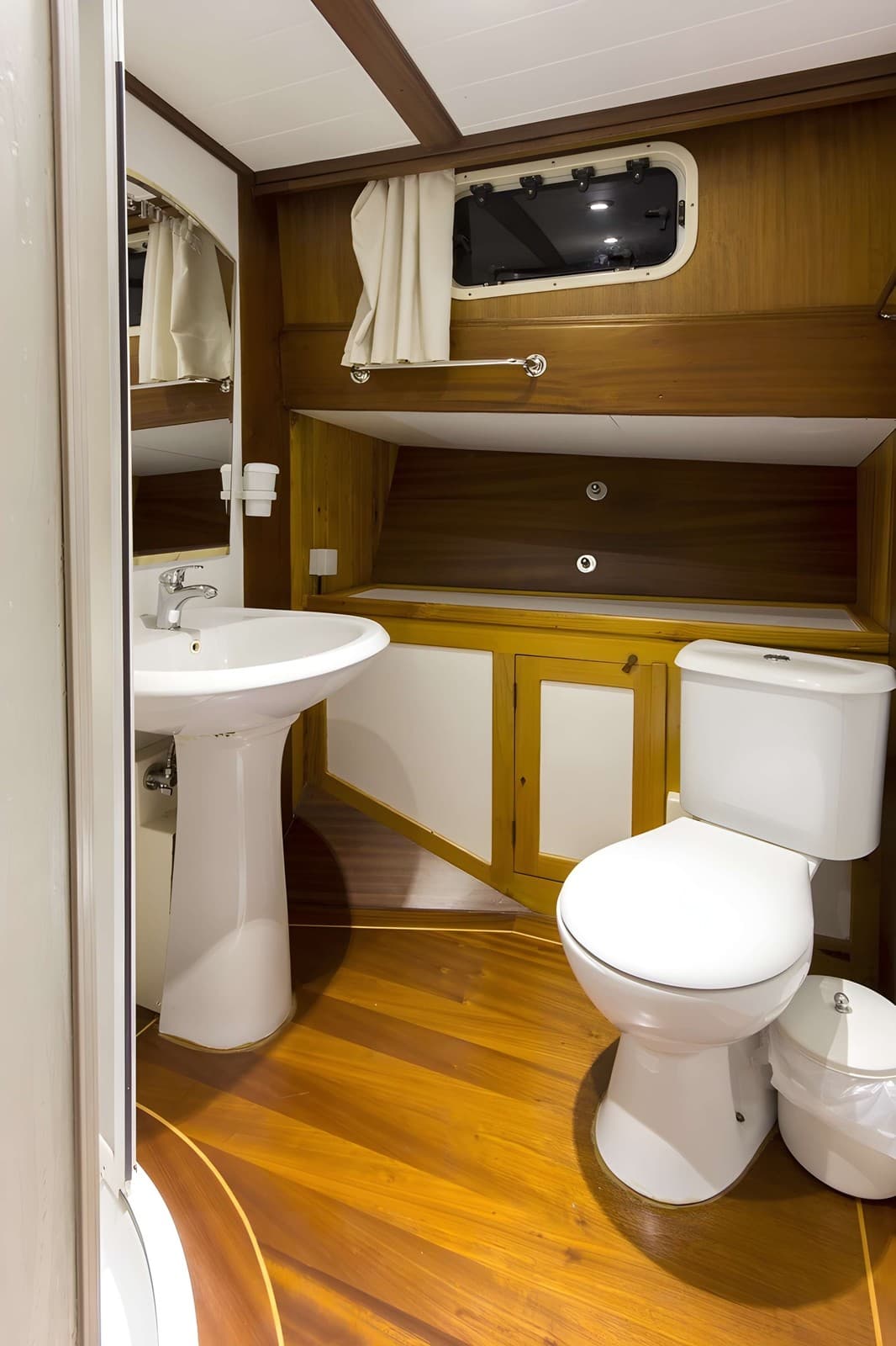 Cemre IV cabin