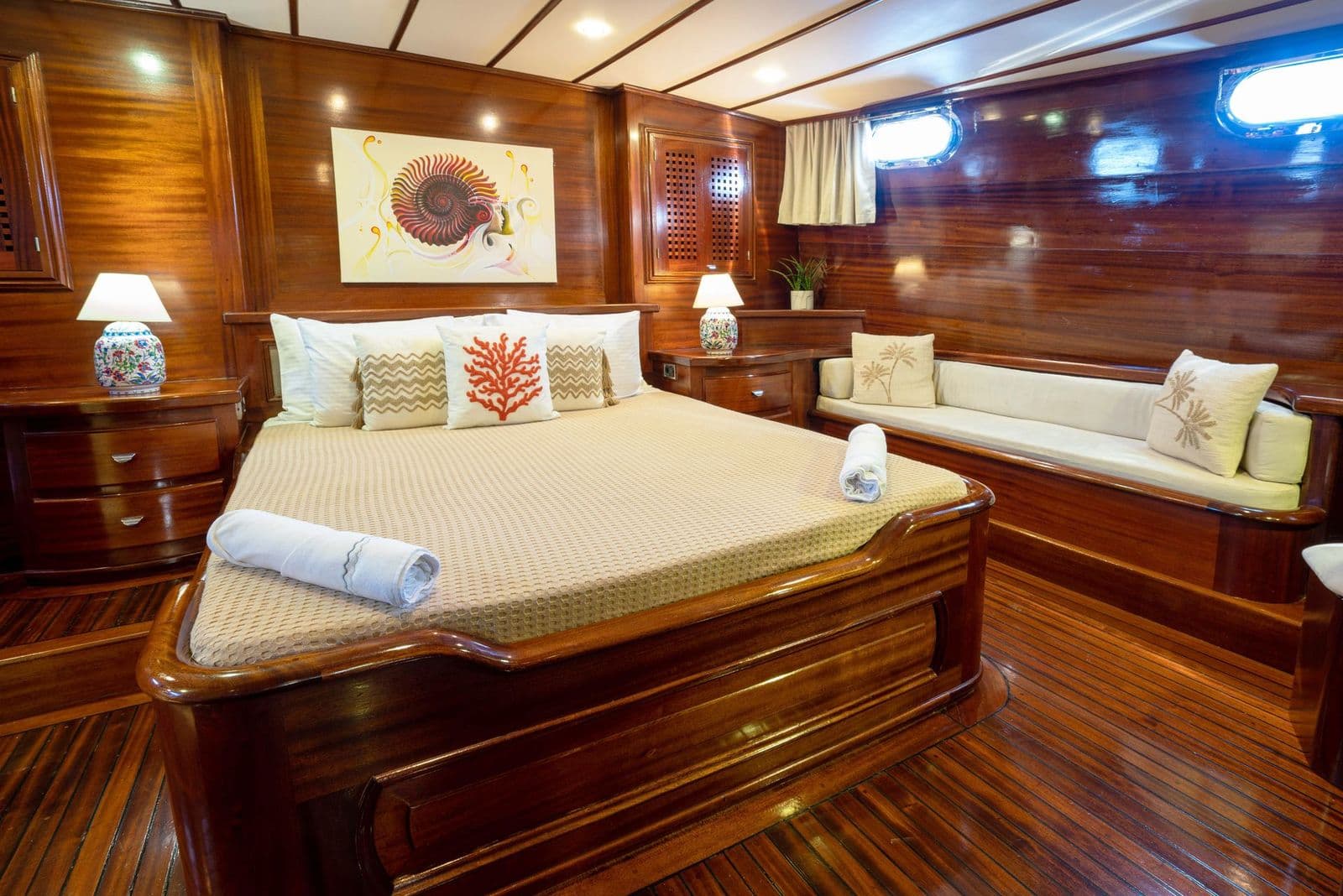 Elianora interior