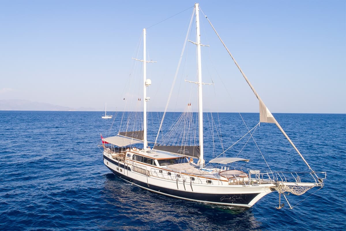 Grand Sailor interior