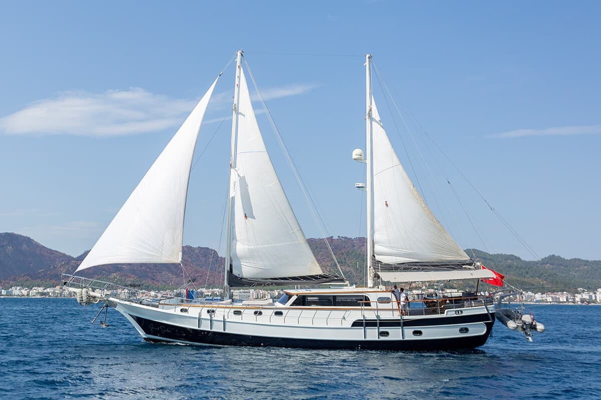 Grand Sailor cabin