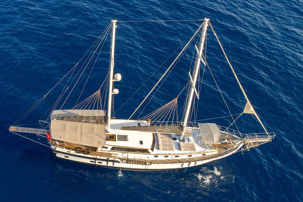 Grand Sailor dining