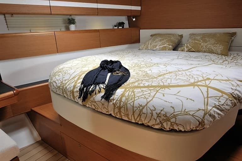 Jeanneau 53 deck