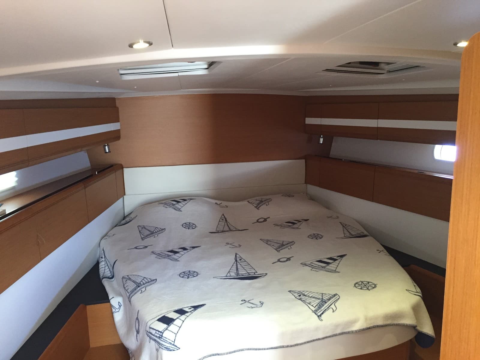 Jeanneau 53 interior