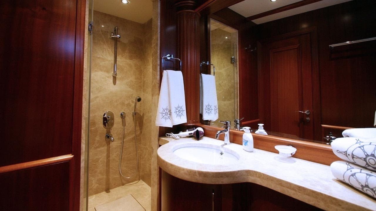 Kaya Guneri 5 cabin