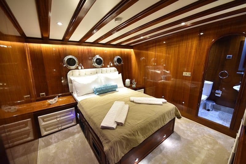 Kayhan 11 cabin