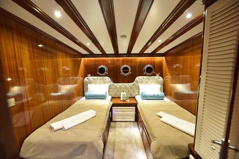 Kayhan 11 interior