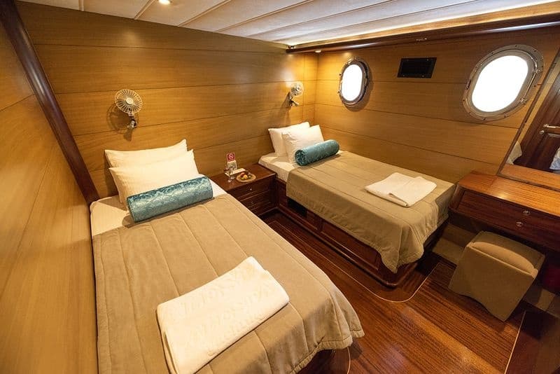 Kayhan 4 interior