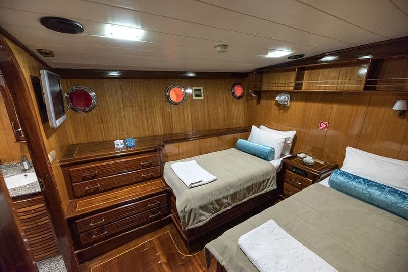 Kayhan 8 cabin