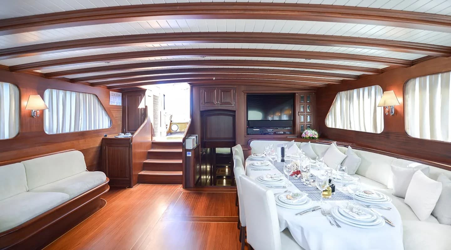 Lady Christa interior