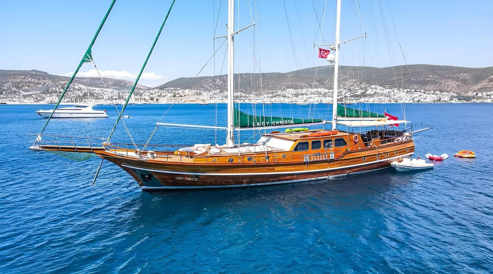 Lady Christa exterior