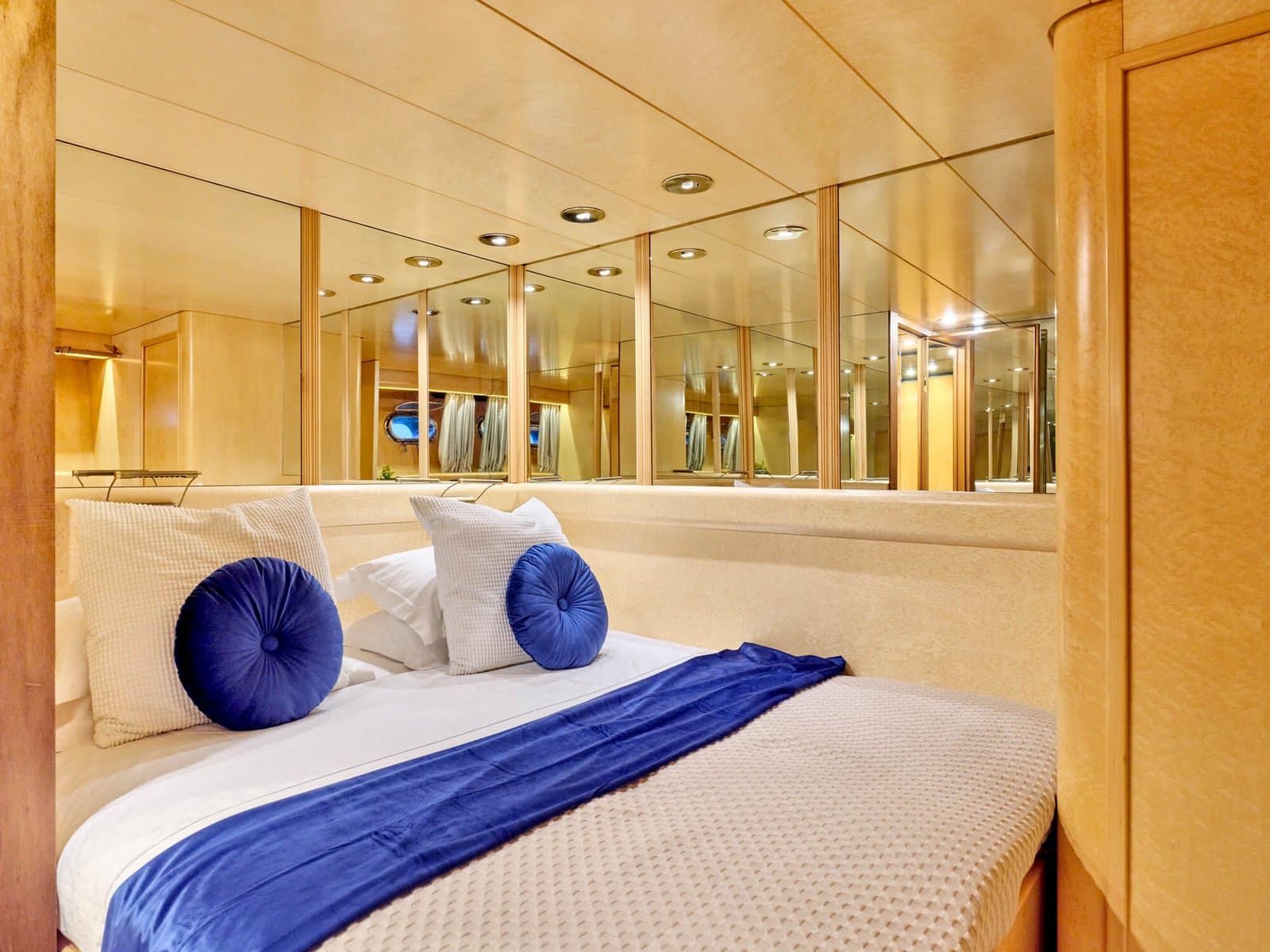 Lady Rina (ex. Andrea) interior