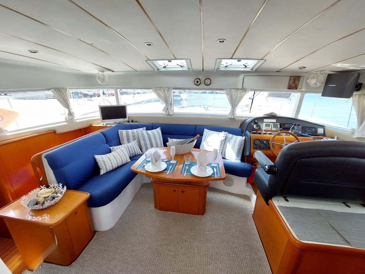 Lagoon 43 interior