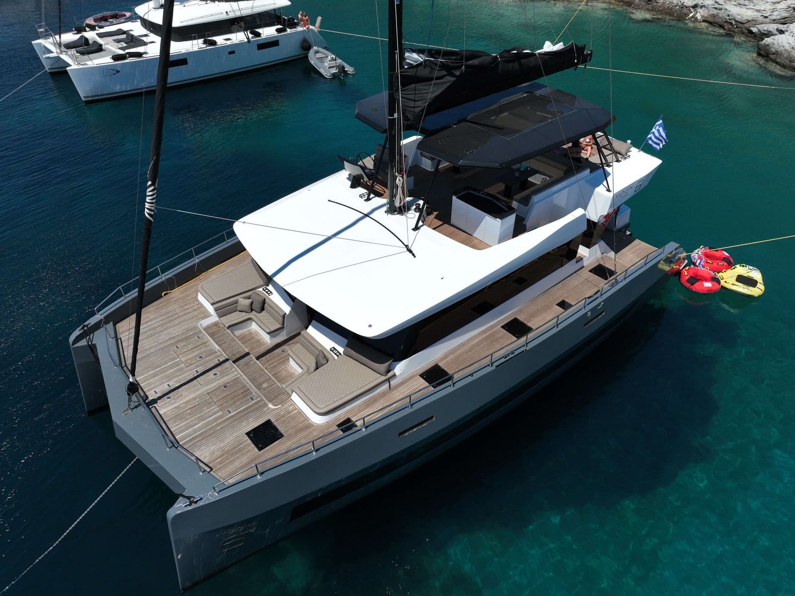 Moon Yacht 60 dining