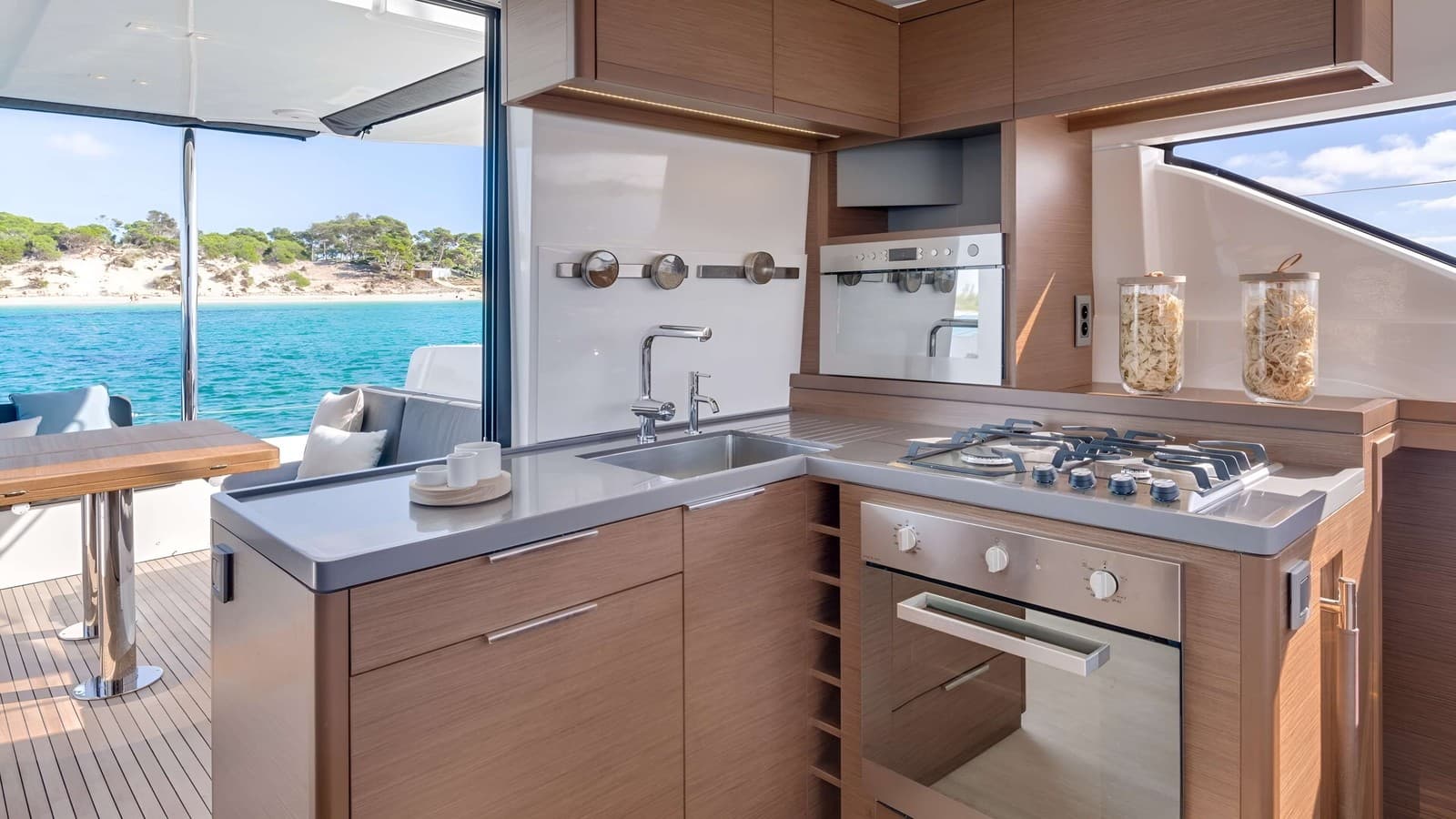 Nauti Cat interior