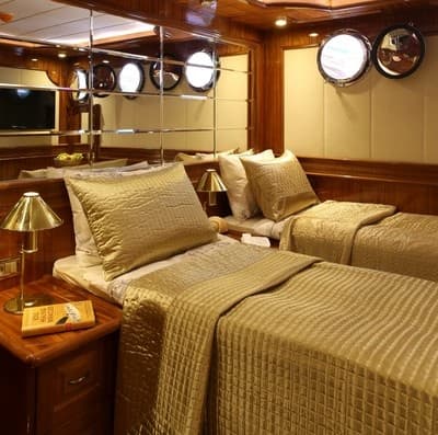 Queen Atlantis cabin