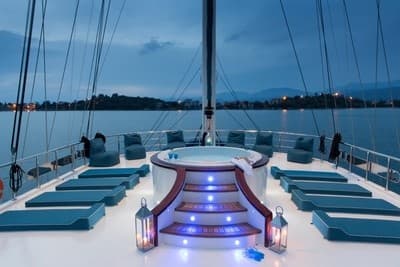 Queen Atlantis deck