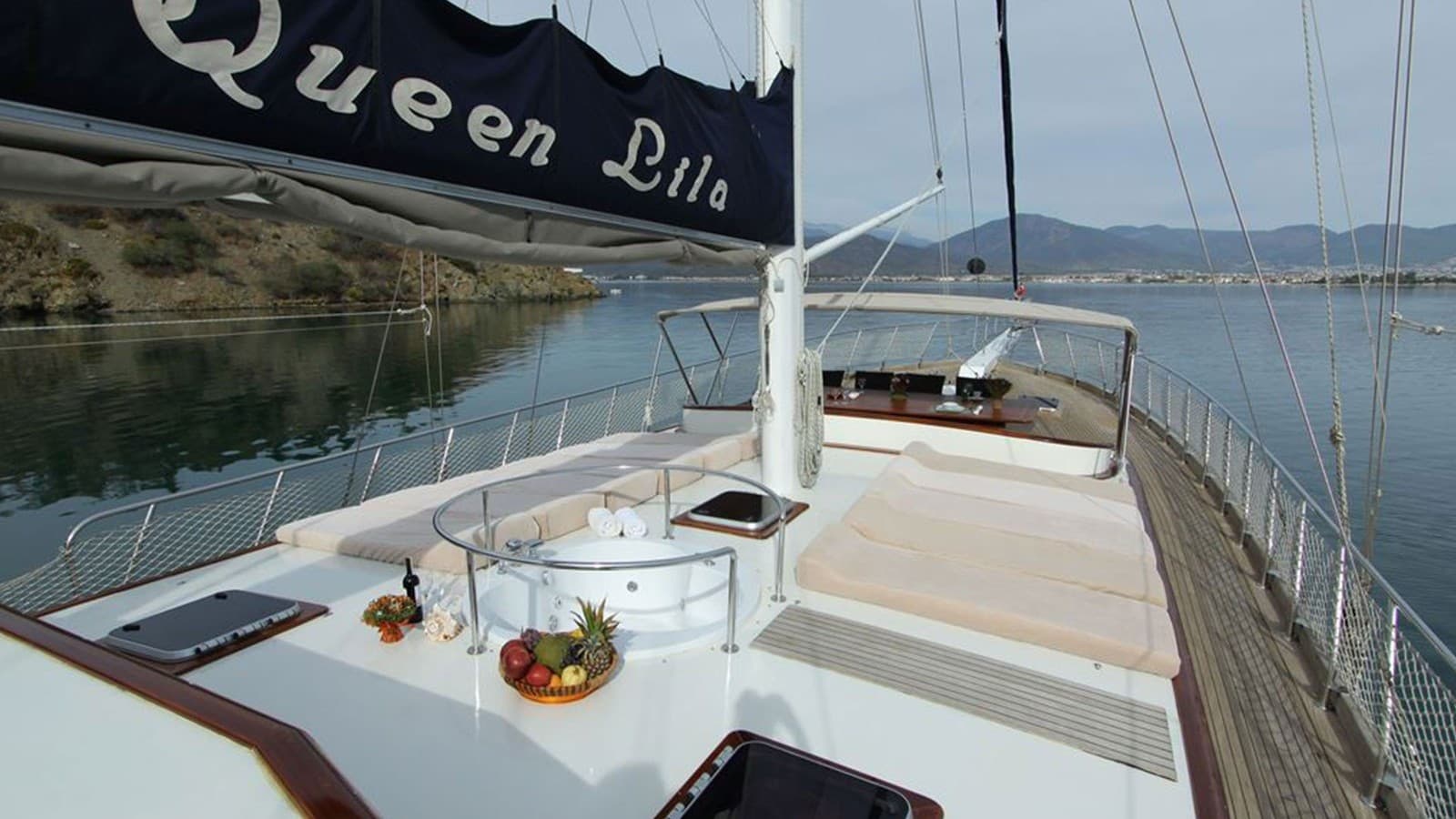 Queen Lila interior