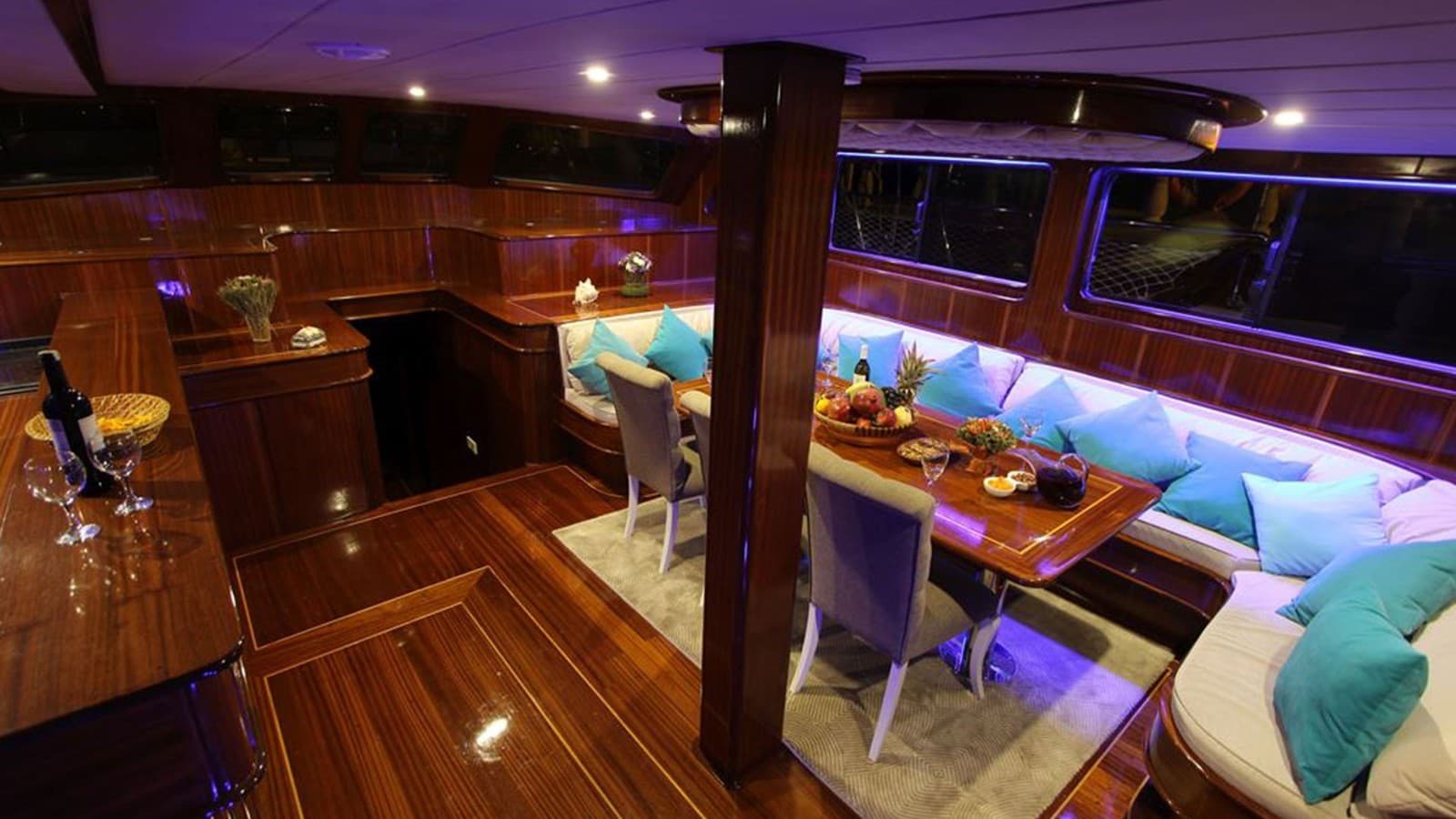 Queen Lila interior