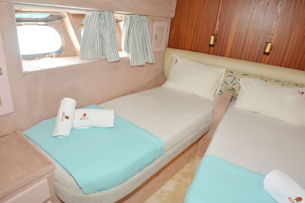 Rose 25 cabin