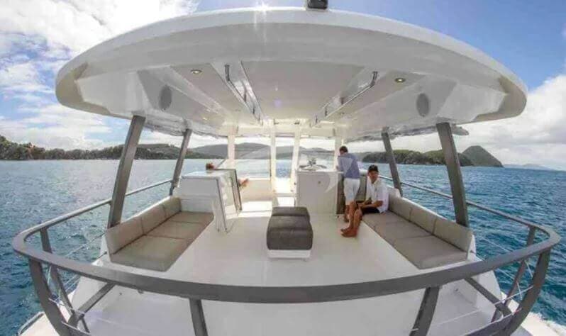 Voyage 650 Power Cat dining