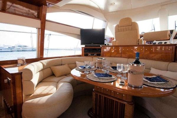 Linda II dining