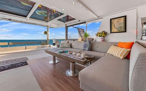 Nauti Dogs 5.4 dining