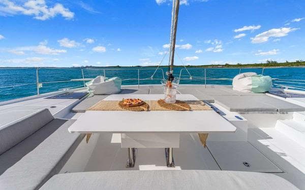 Nauti Dogs 5.4 cabin