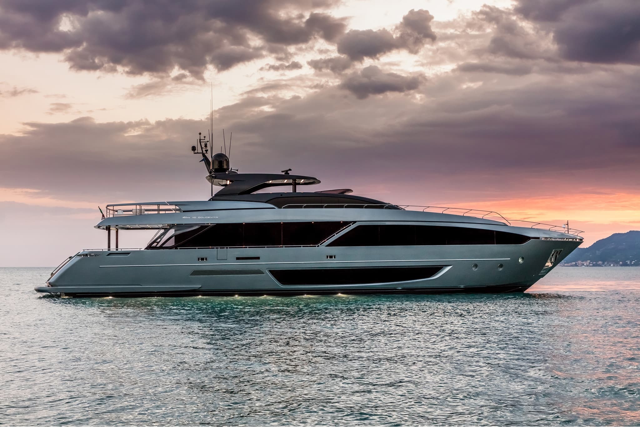 Step onboard M/Y BELLA DONNA