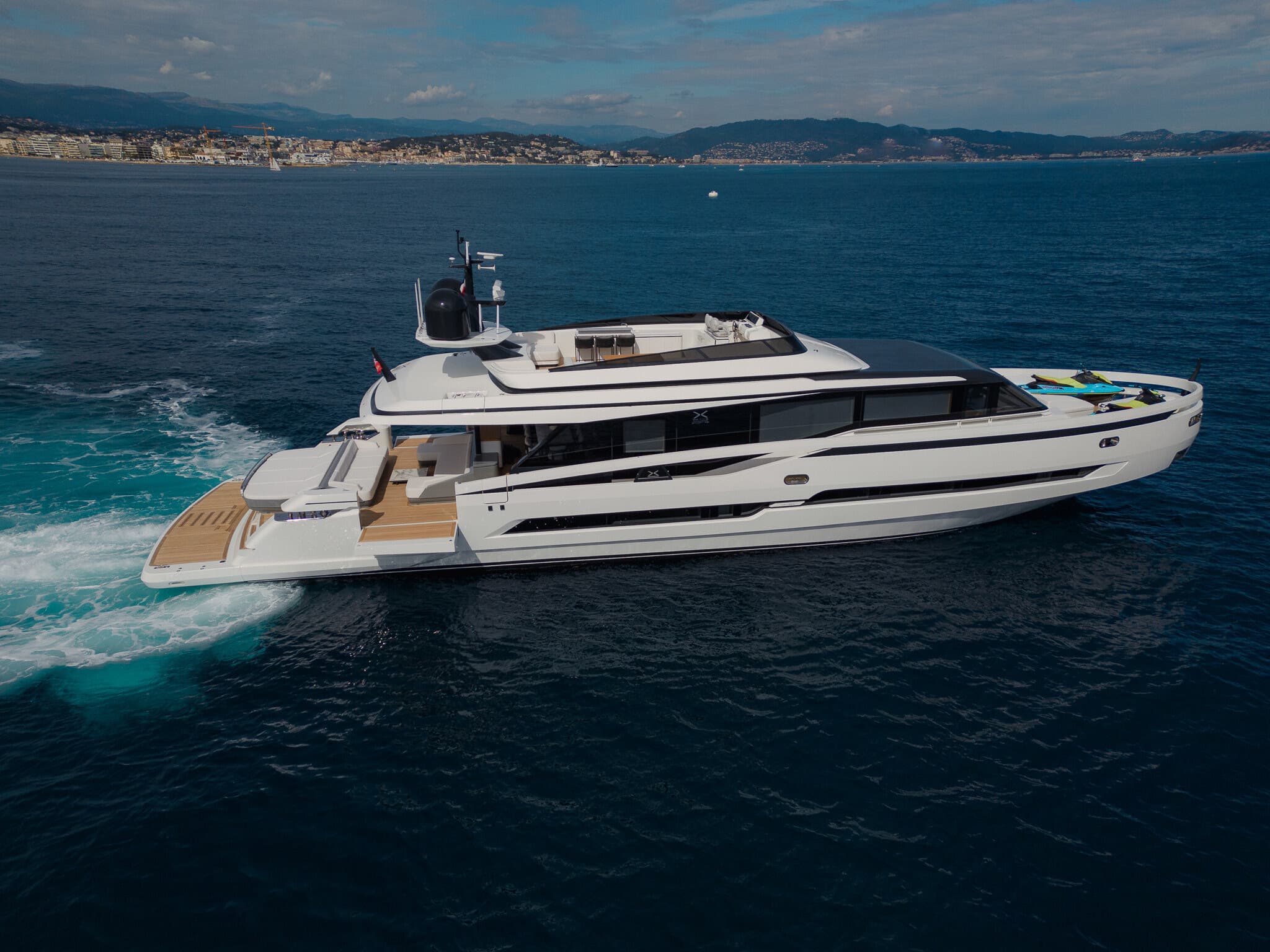Discover the Bahamas with Luxury Yacht Charter Mini K2