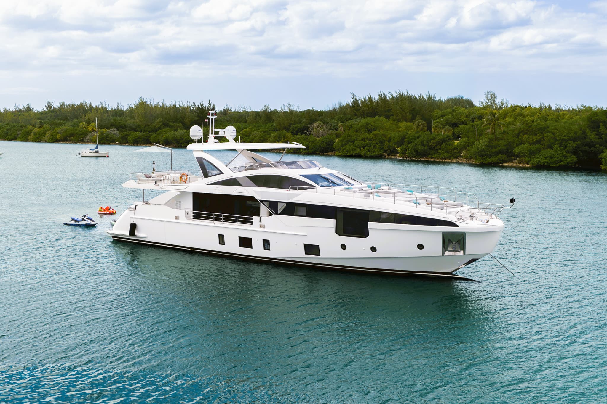 Alegria: 105' Azimut in the Bahamas
