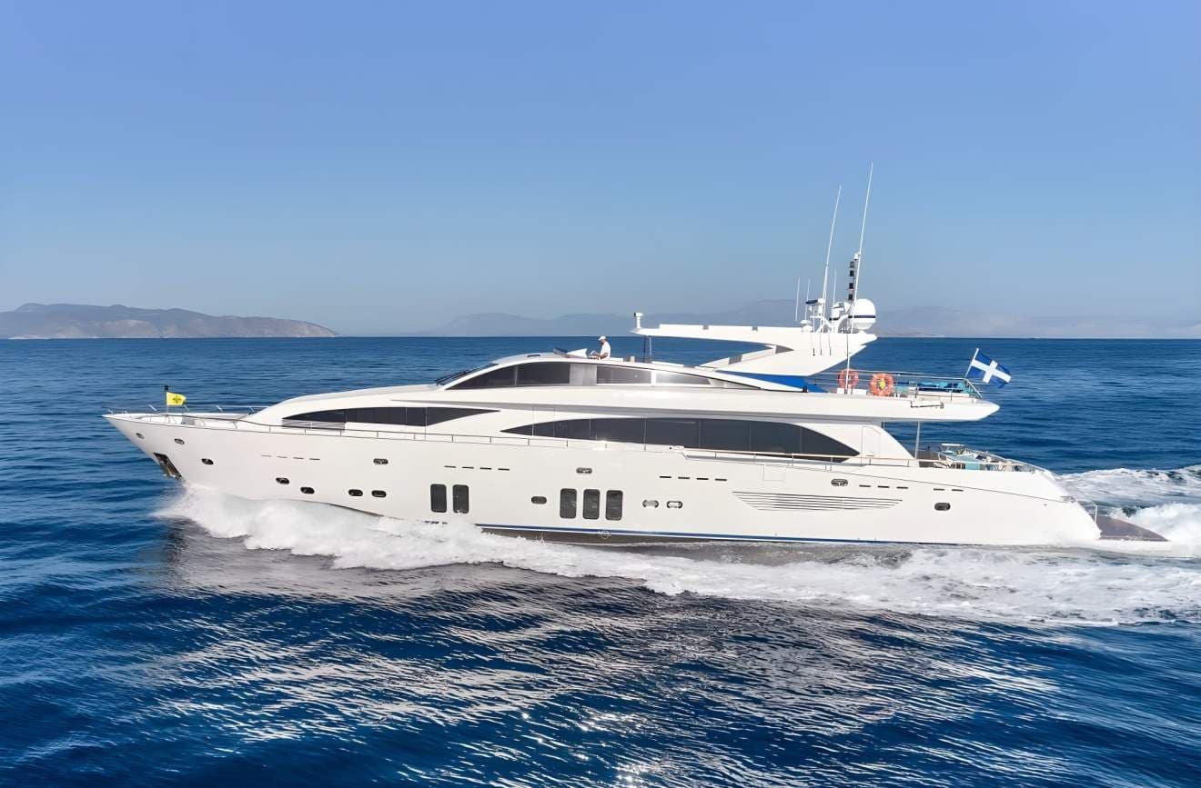 HAKUNA MATATA: A Luxurious 36.9m Yacht Experience in Greece