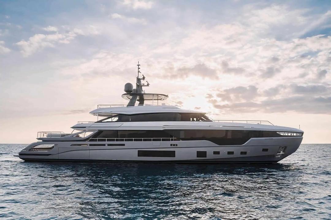 VOLO MARE: Luxury 38m Azimut Tri-Deck | Available August 18 Onwards in Greece