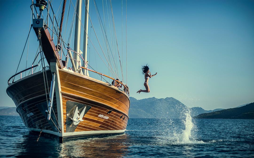 Entre Cielos: Your Timeless Journey Aboard a Classic Wooden Yacht
