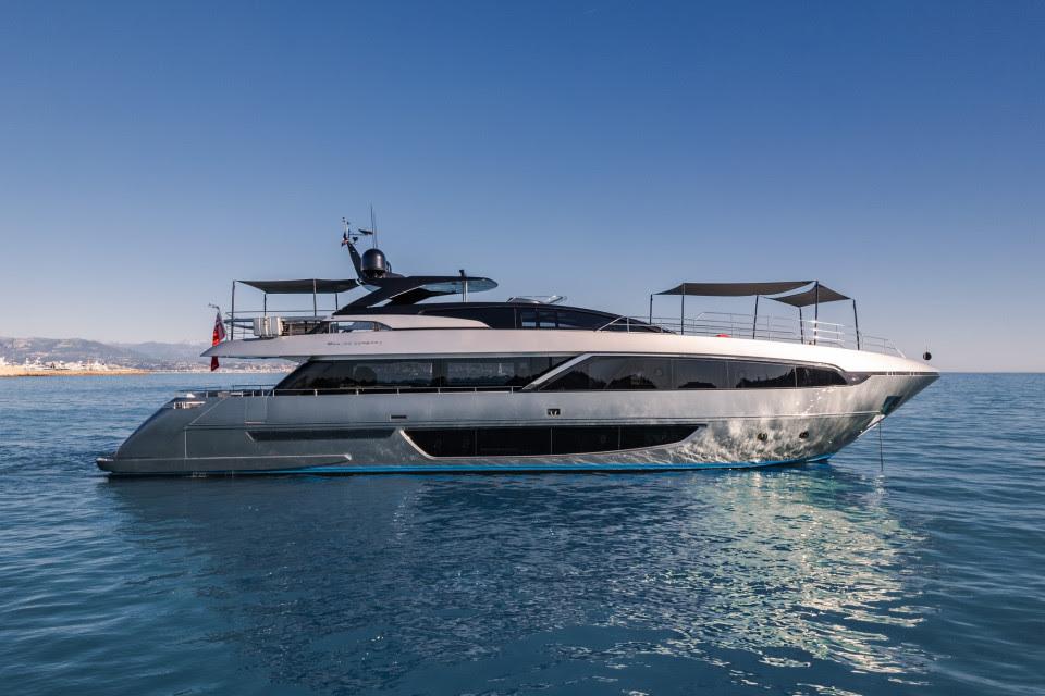 Experience Luxurious Cruising with Riva Corsaro HP6