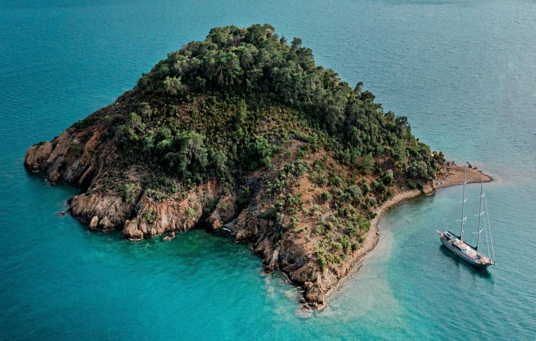 Limited-Time Offer: Charter SILVER MOON with 15% Off – A Luxurious Aegean Escape
