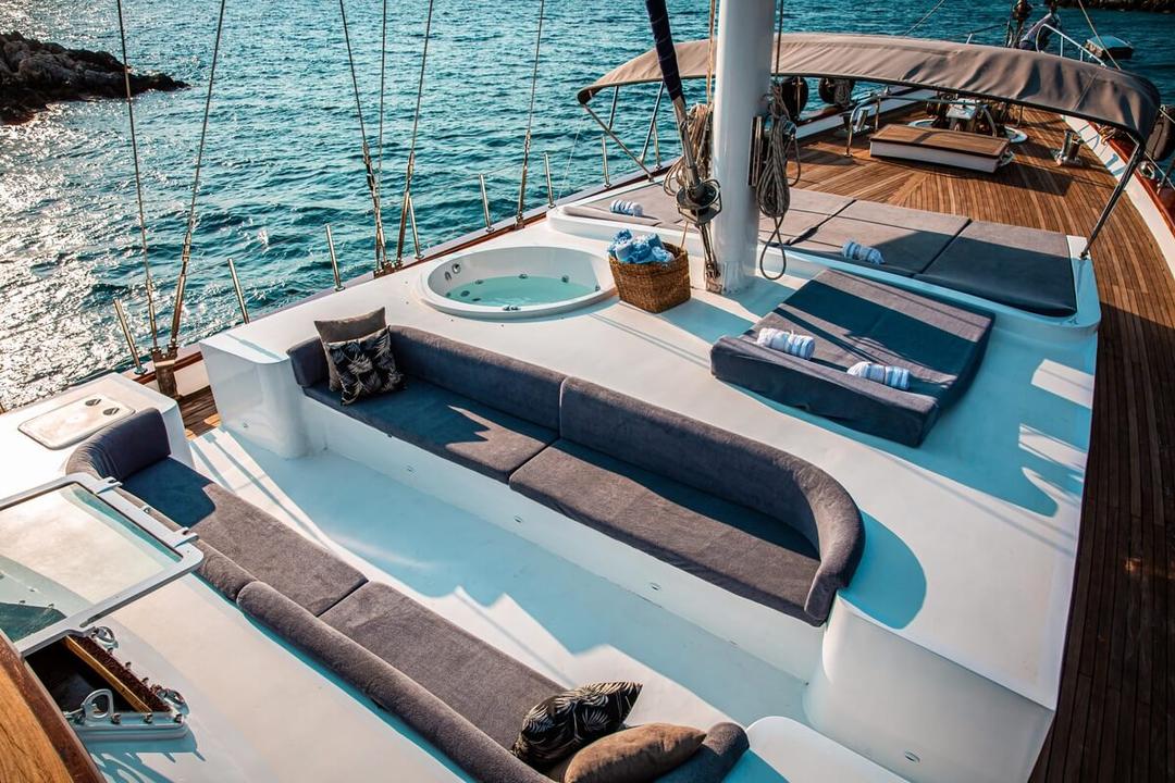 Expansive Serenity: A Very Spacious Deck