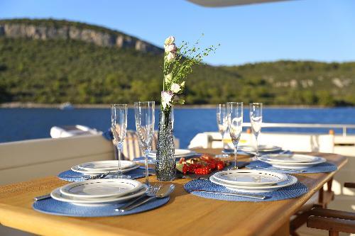 Elegant Al Fresco Dining