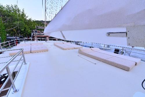 Incredibly Spacious Deck