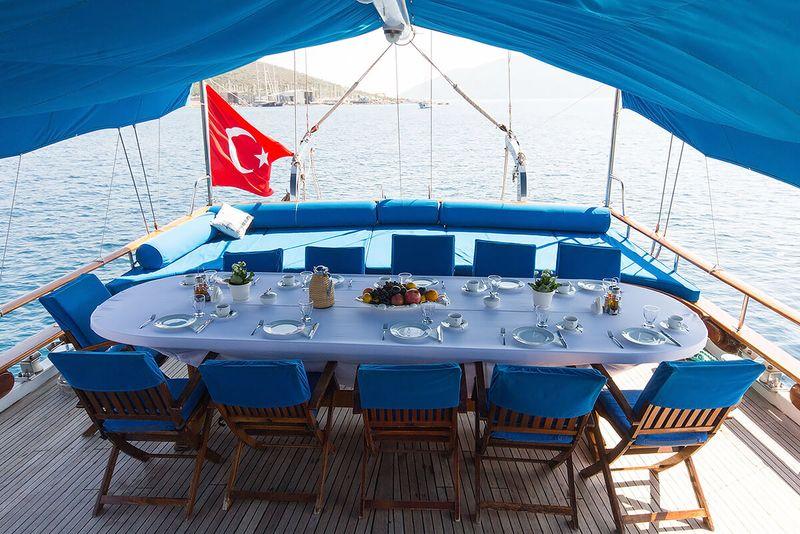 Panoramic Dining Delight