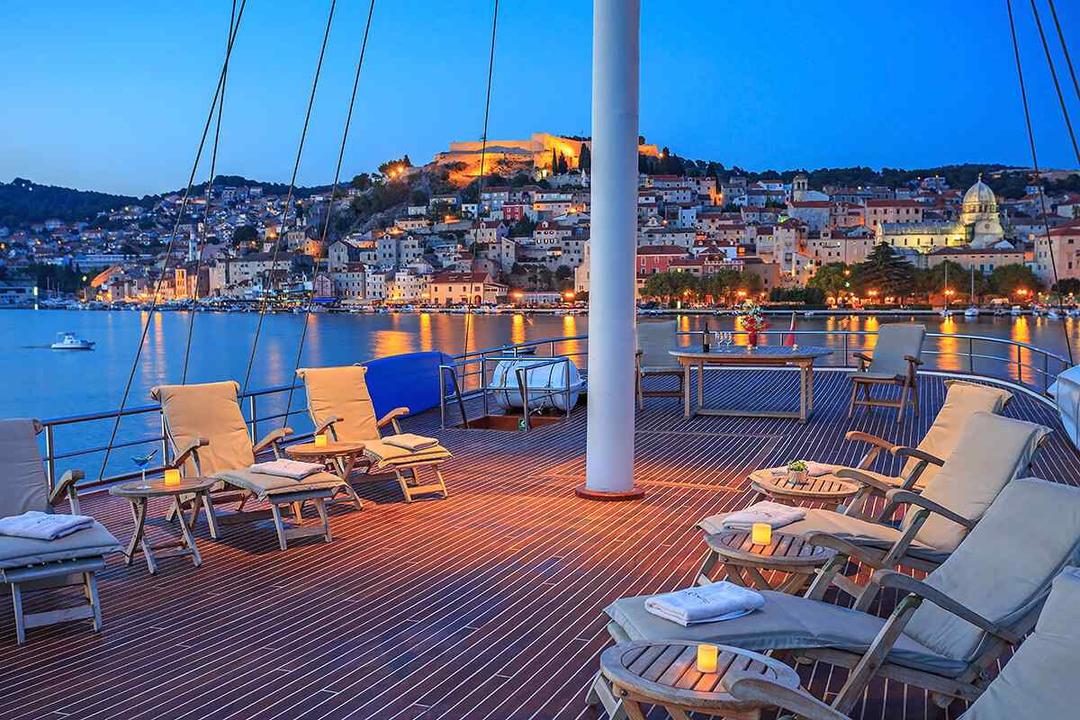 Incredibly Spacious Deck