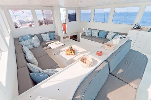 Spacious living room 