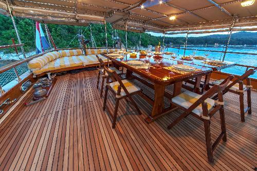 Alfresco Dining