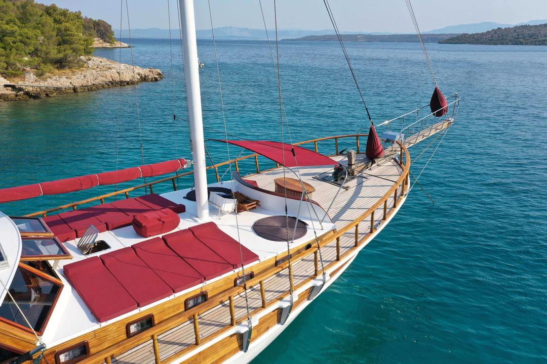 Ample Deck Spaces