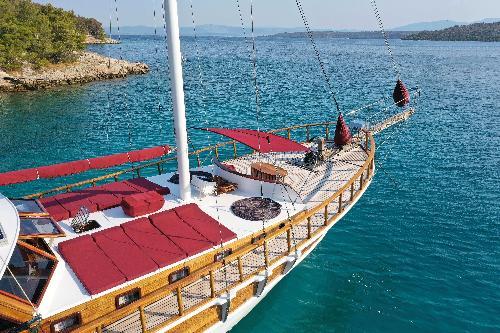 Ample Deck Spaces