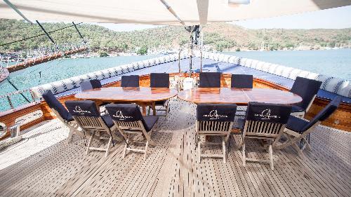 Dine in Nature's Embrace: Grand Admiral's Open-Air Delights