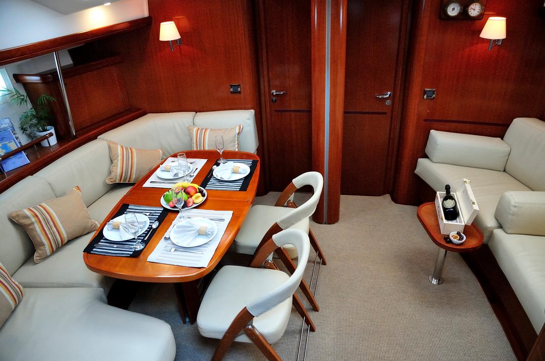Saloon with a dining area