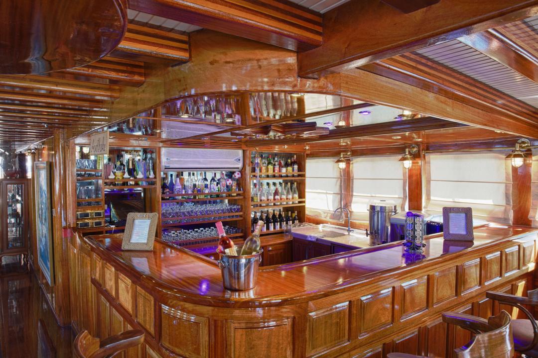 Elegant Comfort: Grand Admiral's Inviting Salon Retreat